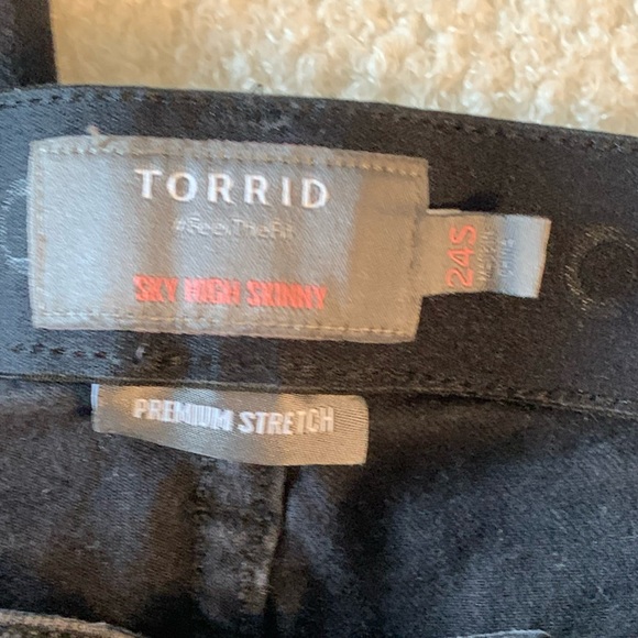 Torrid Black Distressed Ankle Jeans 24S - Picture 3 of 4